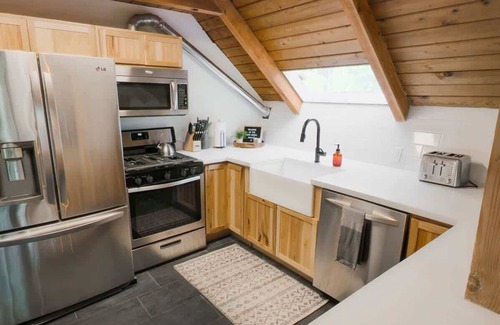 Bird Creek Cabin | Bird Creek Chalet - 1 mile from Salmon Fishing!