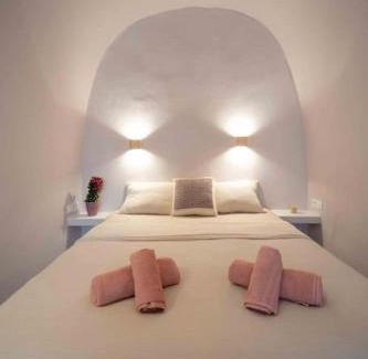 Karterados House | Bird Nest-Santorini Cave houses