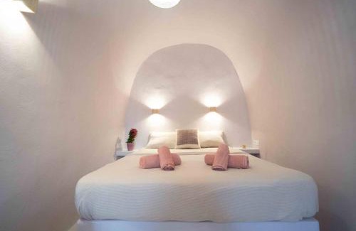 Karterados House | Bird Nest-Santorini Cave houses