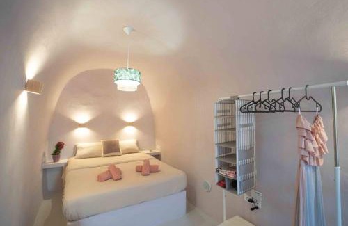 Karterados House | Bird Nest-Santorini Cave houses
