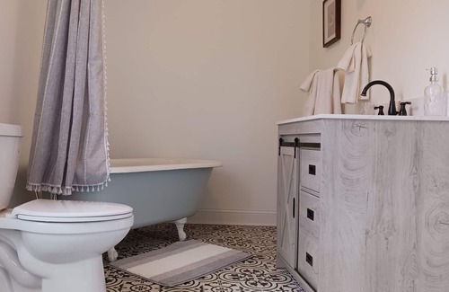 Berkeley Springs Bed & Breakfast | Bird Nest Suite In Town!- Inside Grand Castalian Bed and Breakfast