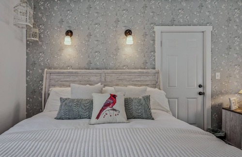 Berkeley Springs Bed & Breakfast | Bird Nest Suite In Town!- Inside the Grand Castalian Inn B&B