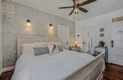 Berkeley Springs Bed & Breakfast | Bird Nest Suite In Town!- Inside the Grand Castalian Inn B&B