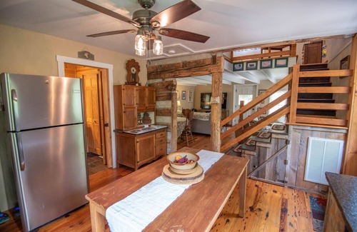 West Jefferson Cabin | Bird's Nest Antique Log Cabin - Hot Tub - West Jefferson
