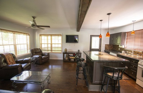 Leamington Cottage | Bird's Nest at Hillman Marsh - Cute cozy cottage - WIFI now available!