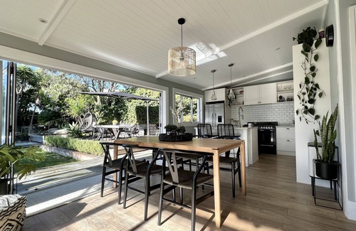 Northcote House | Birkenhead Point Villa with Pool - only 15mins walk to ferry to CBD!