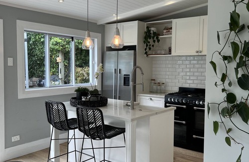 Northcote House | Birkenhead Point Villa with Pool - only 15mins walk to ferry to CBD!
