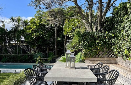 Northcote House | Birkenhead Point Villa with Pool - only 15mins walk to ferry to CBD!