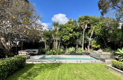 Northcote House | Birkenhead Point Villa with Pool - only 15mins walk to ferry to CBD!