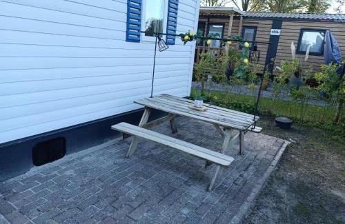 Lauwersoog Ski Chalet | BJ Chalets - Simonsgat 40 - Vakantiepark Lauwersoog- Chalet aan SPEELTUIN