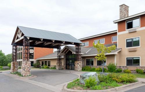 Silver Bay Hotel | Black Beach Inn by GrandStay