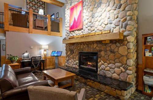 Silver Bay Hotel | Black Beach Inn by GrandStay