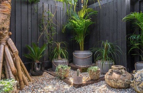 Bangalow Apartment | Black Beauty Studio - Bangalow Secluded Heaven