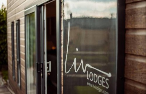 Lincoln Cottage | Black Edition Lodge - Unit 4 - a lodge that sleeps 6 guests in 2 bedrooms