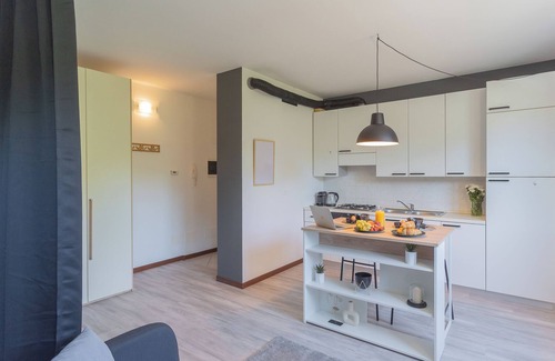 Albate Apartment | Black Loft Como - Studio Apartment, Sleeps 2