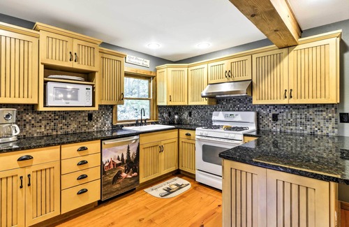 Black Mountain Cabin | Black Mountain Cabin w/Screened Porch + Views!