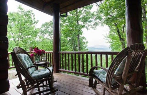 Black Mountain House | Black Mountain Log Cabin Secluded, Pet-friendly 3BD with Hot Tub & Views!