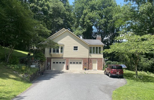 Black Mountain Apartment | Black Mountain Private guest suite. One mile to Black Mt Pet Friendly.