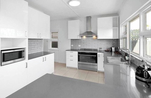 Blair Athol House | Black n White - 4Bdrm, Slps 8, 2 Bathrm, Solar