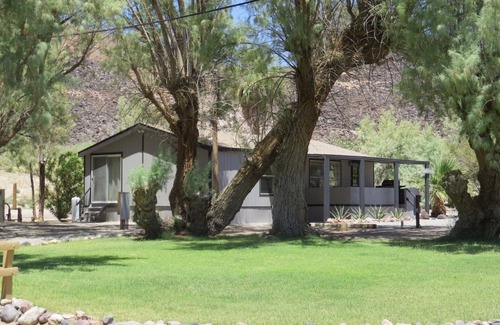 Shoshone House | Black Rock Cabin - Your Death Valley Base Camp in the Shoshone Eco Village