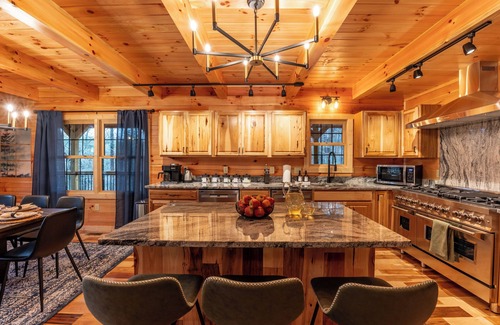 Logan Cabin | Blackburn Chalet! Pickelball Ct~Pool~Hot Tub~Sauna~Cold Plunge~Pet Friendly!