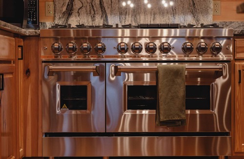 Logan Cabin | Blackburn Chalet! Pickelball Ct~Pool~Hot Tub~Sauna~Cold Plunge~Pet Friendly!