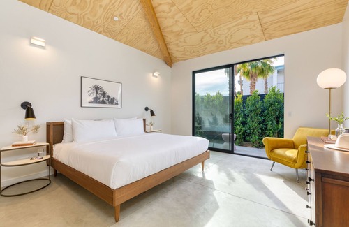 Downtown Palm Springs Hotel | Blackhaus B Suite by AvantStay | Modern Spaces
