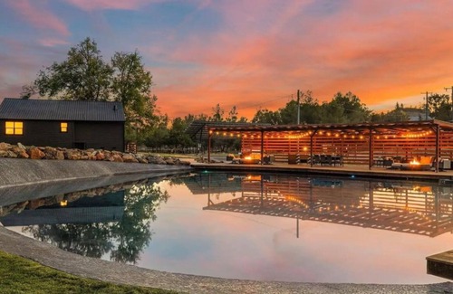 Jayhawk House | BlackHollow-LuxurySuite-10acres-LargePool-Modern