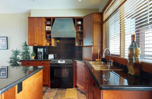 Big White Ski Resort House | Blacksmith Lodge 7