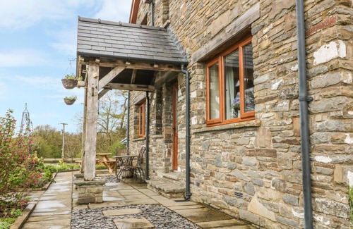 Builth Wells Cottage | BLAEN HENLLAN, pet friendly, with open fire in Builth Wells