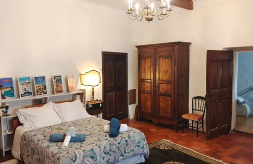 Cabrieres-d'Avignon Bed & Breakfast | Blanche & Alienor's room (26m2) in a beautiful 17th-century residence in Cabrières d'Avignon