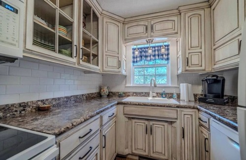 Lebanon House | Bland Avenue Bungalow - charming home built in 1937, centrally located