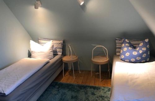 Mainstockheim House | Blaues Zimmer mit grossem Balkon, Bad ist ein Traum, nur 50 Schritte zum Radweg am Main