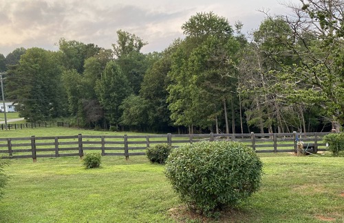 Dobson Cottage | Bledsoe’s River Inn. Cottage in the heart of wine country near Mtns. & Mayberry