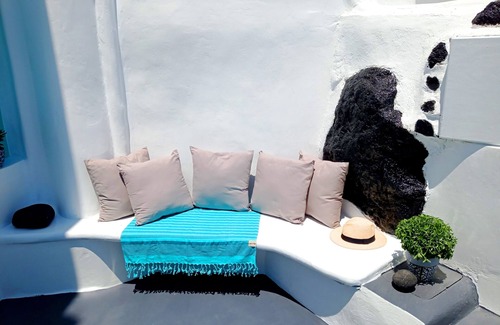 Oia Villa | Blessed Blue nBoutique Cave Suite in the heart of Oia