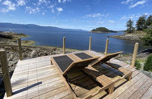 Madeira Park Cabin | Bliss on the Bay seascapes and Island Views ?