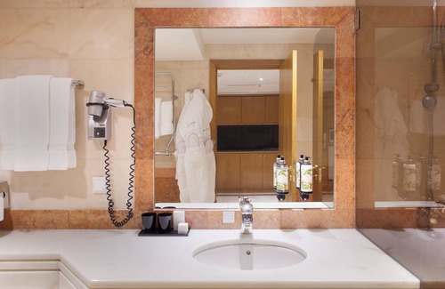 Santo Antonio Hotel | Blissful Lisboa Getaway at Altis Suites – 2 Family-Friendly Units, Pets Allowed!
