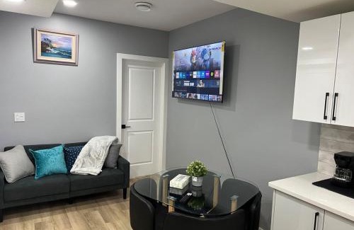 Southwest Edmonton Apartment | Blissful Nest - Cozy, Classy 2 Bedroom Private Suite Netflix, free Parking, 20 minutes to West Edmonton Mall and Airport