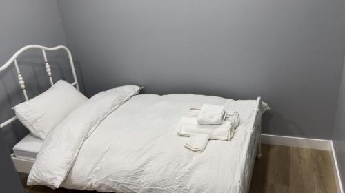 Southwest Edmonton Apartment | Blissful Nest - Cozy, Classy 2 Bedroom Private Suite Netflix, free Parking, 20 minutes to West Edmonton Mall and Airport