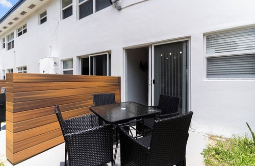 Indian Harbour Beach Apartment | Blissway ~ Walk to the beach, Pool, BBQ, Gym, Patio