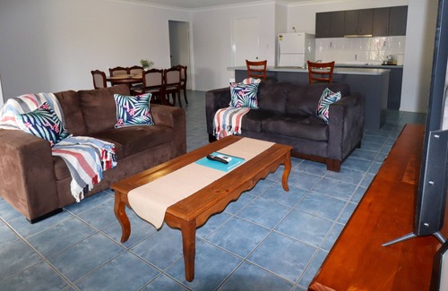 Morayfield House | BLK Stays Guest House Deluxe Back Units Morayfield