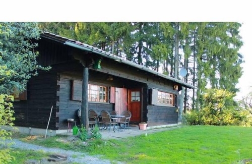 Muehlenbach Apartment | Blockhaus mit einem Schlafraum, gemütlichem Wohnzimmer, großer Terrasse und Liegewiese, Grillplatz und Garage