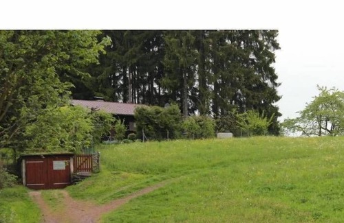 Muehlenbach Apartment | Blockhaus mit einem Schlafraum, gemütlichem Wohnzimmer, großer Terrasse und Liegewiese, Grillplatz und Garage