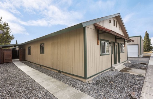 West Yellowstone Apartment | Blocks from the National Park- Yellowstone Hideaway Unit C