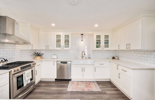 Bothwell House | Bloom House: A cozy farmhouse for 8, set on 6 acres of forest.