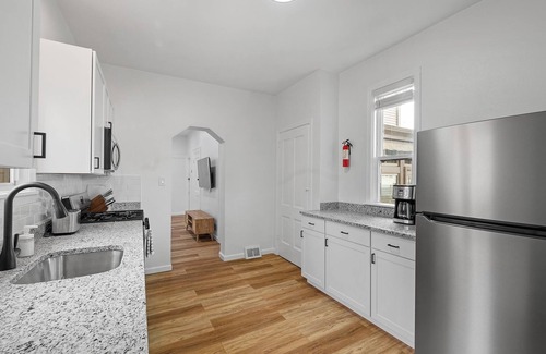 Bloomfield Apartment | Bloomfield, Shadyside 2 Modern and Spacious Two Bedroom with Free Parking