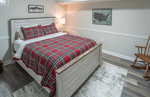 Boone House | Blowing Rock Home w/hot tub and Ski Mountain Views Sleeps 12