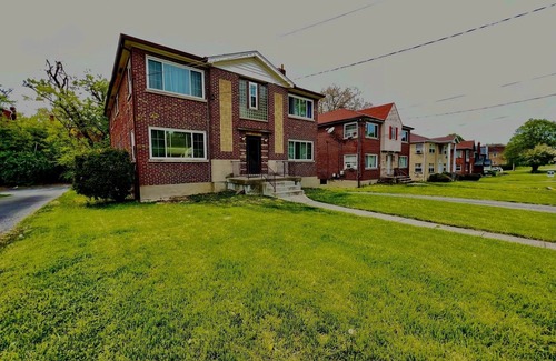 Westwood Apartment | Blue 1 Bdrm 2 Qn Bds Garage Prkng 13 Min to Dwntw