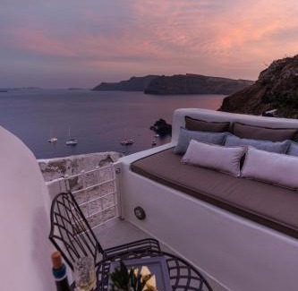 Oia Villa | Blue Art Caves - Lunar Sea Suite
