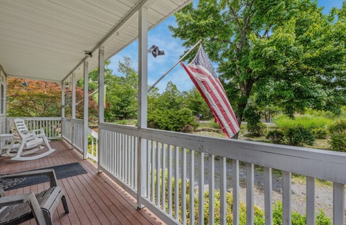 Berkeley Springs House | Blue Badger Cottage-wifi, screen porch, fire pit, game room, king bed, fireplace